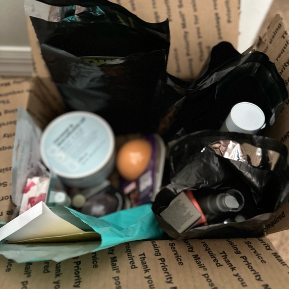 Black & Cream Tweed Cosmetic Bag with Mystery Beauty Bundle - Picture 7 of 8